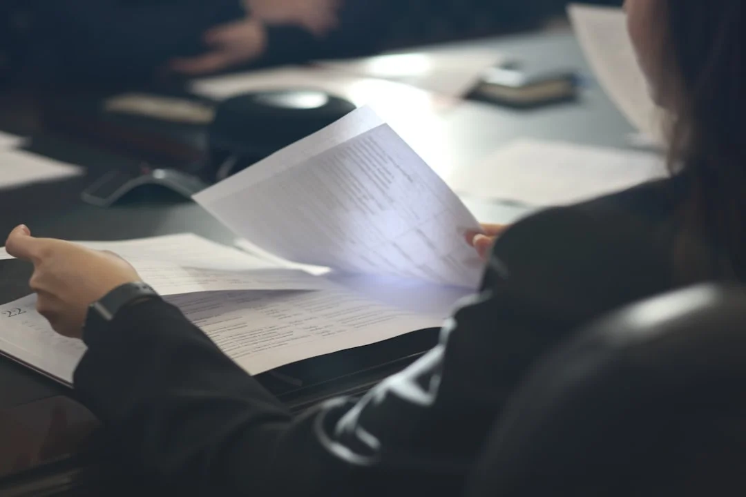 奨学金の資料を確認する高校生