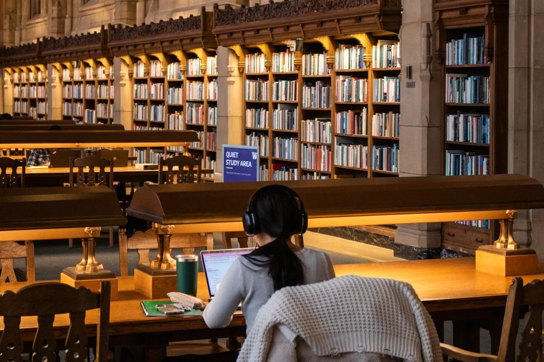 国公立大学のキャンパスで勉強する受験生
