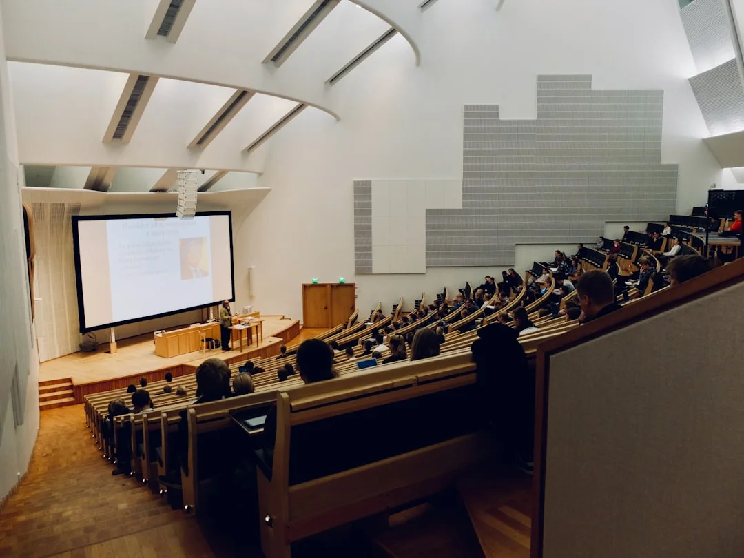 大学のキャンパスで講義を受ける学生