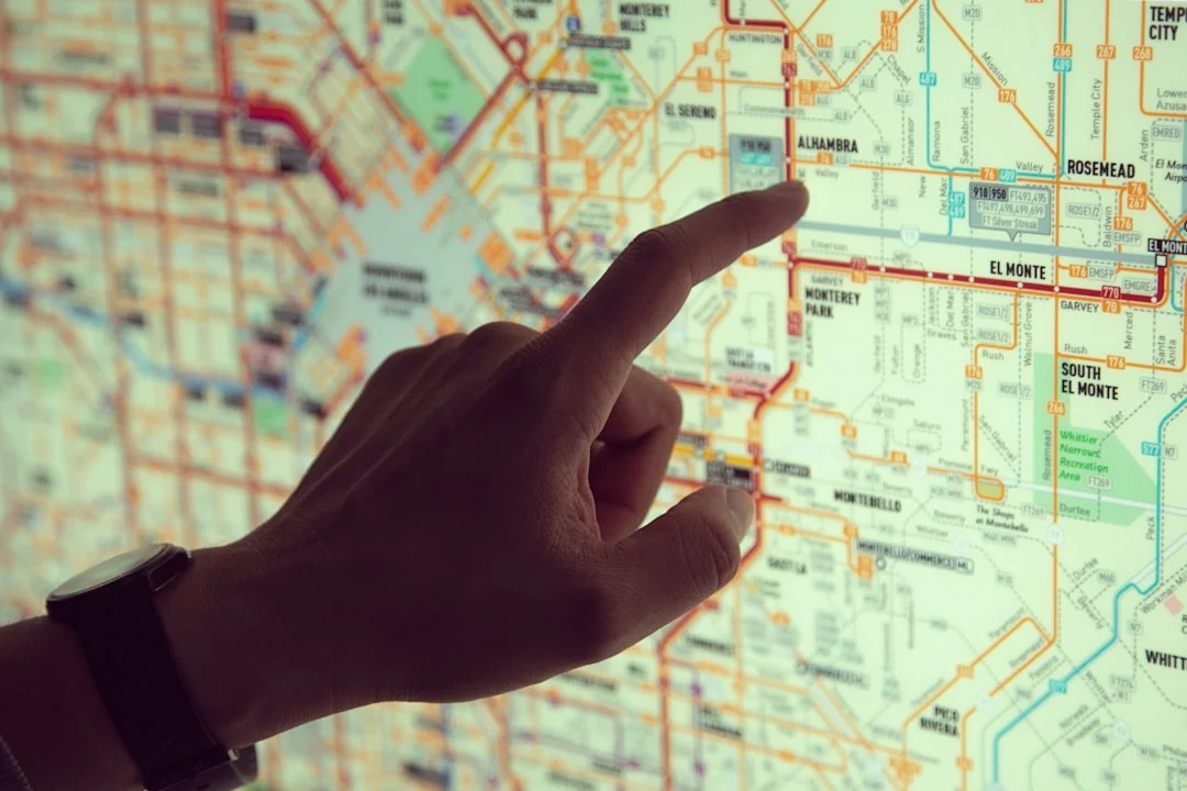 路線図を確認しながら通学経路を調べる高校生